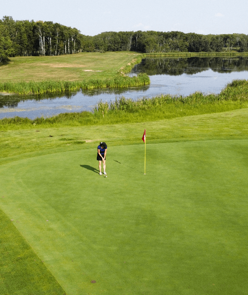 Woman lining up a putt<br />
